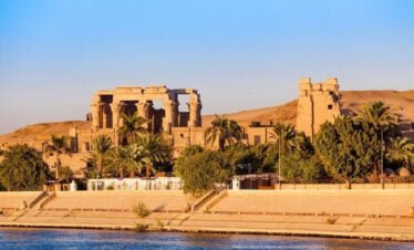 Kom Ombo temple, Egypt. temple at sunset on the Nile in Egypt Voyage Organisé Egypt Caire Pyramides Gize Saqqara dahshour hurghada louxor karnak safar desert vol avion départ du Maroc, Rabat, Casablanca, Salé, Fés, Mekness Tanger 2024